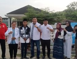 Berbagi Takjil di Perlabian Desa Losari, Pengurus PSI Labusel Pererat Kebersamaan dengan Masyarakat