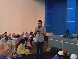 HAsep pery (kades) bersama Hj Ida Farida mengadakan kegiatan buka bersama dengan warg.a desa pangauban