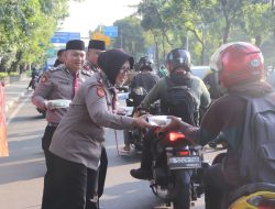 Ditpamobvit Polda Metro Jaya Laksanakan Kegiatan Pembagian Takjil, Wujud Kepedulian di Bulan Suci Ramadhan