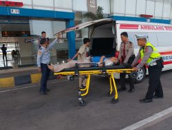 Pos Pelayanan Ops Ketupat di Terminal Terpadu Pulogebang Sigap Bantu Penumpang TransJakarta yang Pingsan