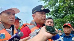 Jaga Ekosistem Sungai, Pemkot Jaktim Turun Serentak Berantas Ikan Sapu-Sapu