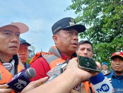 Jaga Ekosistem Sungai, Pemkot Jaktim Turun Serentak Berantas Ikan Sapu-Sapu