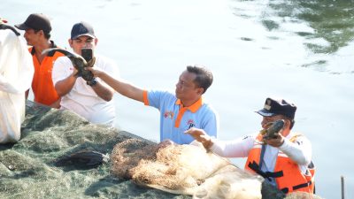 Munjirin Pimpin Operasi Penangkapan Ikan Sapu-Sapu, 320 Kg Terkumpul di Waduk Kaja