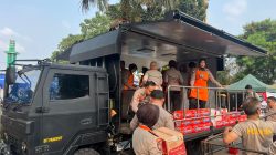 Ditpamobvit Polda Metro Jaya Bagikan 500 Makanan Siap Saji untuk Korban Kebakaran Kemayoran