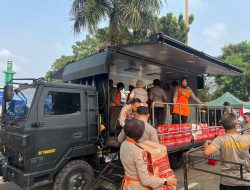 Ditpamobvit Polda Metro Jaya Bagikan 500 Makanan Siap Saji untuk Korban Kebakaran Kemayoran