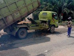 PT Asian Agri Lakukan Penimbunan Jalan di Simpang HSJ Desa Sei Mambang Hilir II untuk Tingkatkan Aksesibilitas Warga