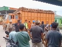 Diduga Tak Terima Antrean, Toke Sawit Lintangkan Truk di PMKS HSJ hingga Picu Ketegangan
