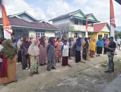 Ibu-Ibu Desa Polewali Bersama Satgas TMMD Bersihkan Lokasi Jelang Penutupan TMMD Ke-129
