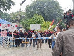 AKSI 18 KELOMPOK TANI DI ASAHAN BERUJUNG RICUH, MASSA MENGAKU LUKA DAN DUA KACA MOBIL PECAH