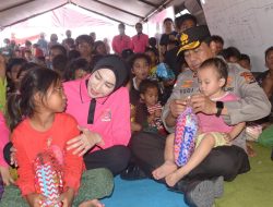 Polri Hadirkan Kepedulian, Berikan Trauma Healing bagi Pengungsi Gempa di Maumere