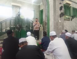 Jaga Jakarta On The Spot, Kapolsek Bekasi Barat Sampaikan Pesan Kamtibmas Sebelum Sholat Jumat Di Jakasampurna